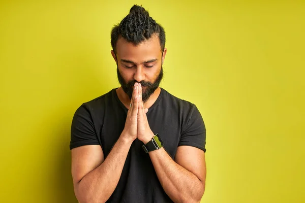Ruhiger arabischer Kerl betet isoliert auf grünem Hintergrund — Stockfoto