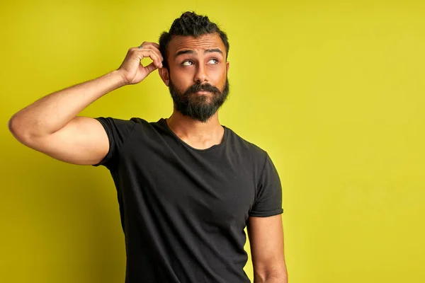 Jovem árabe bonito homem confundir e maravilha sobre questão — Fotografia de Stock