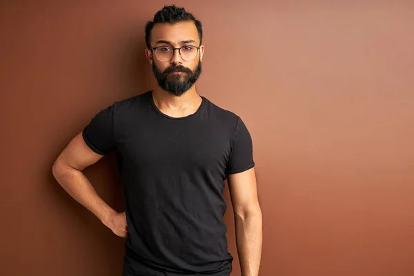 Retrato de homem árabe confiante posando na câmera isolada — Fotografia de Stock