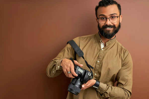 Homem fotógrafo de mente aberta com sorrisos de câmera — Fotografia de Stock