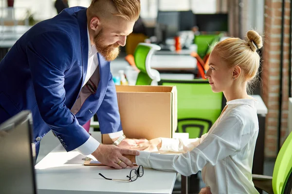 Joven caucásico macho director de empresa coqueteando con su joven y atractiva secretaria — Foto de Stock