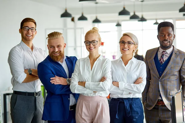 Portrait de l "équipe de coworking confiante au bureau — Photo