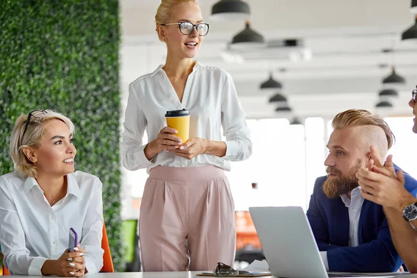 Vrouwelijke bedrijfsleider hebben leuk praten met werknemers — Stockfoto