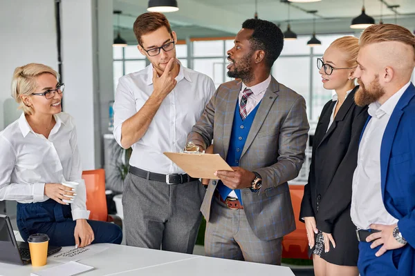 Multi-etnische vriendelijke team van collega 's praten — Stockfoto