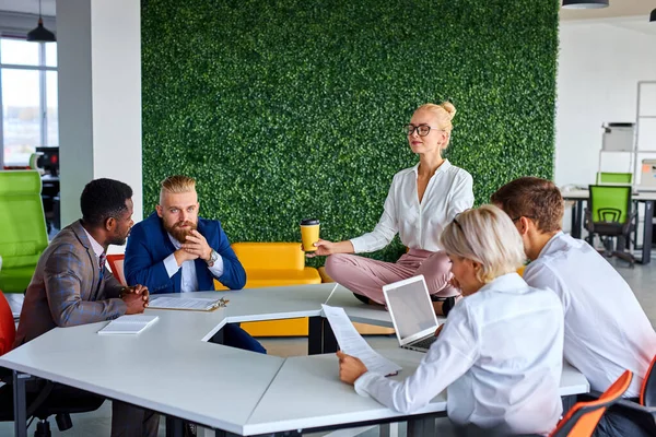 Trabajadora de oficina está meditando, tomando un descanso en el trabajo para el equilibrio mental — Foto de Stock