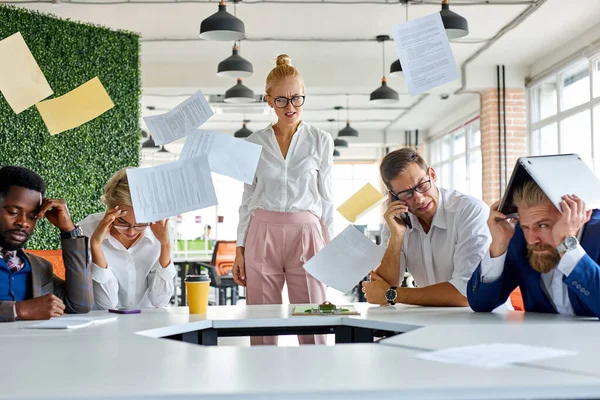 Boze onevenwichtige vrouwelijke baas schreeuwt, berispt werknemers voor het niet uitvoeren van het plan op het werk — Stockfoto