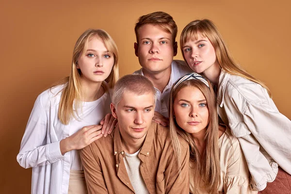 Необычная группа молодых людей, позирующих в модной одежде — стоковое фото