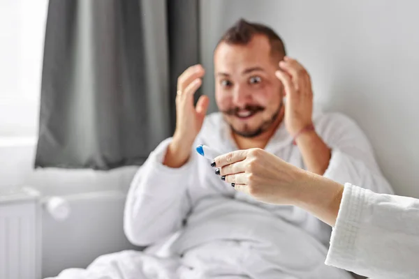 Sorprendido hombre es emocionalmente reacciona en el embarazo, se centran en la mano — Foto de Stock