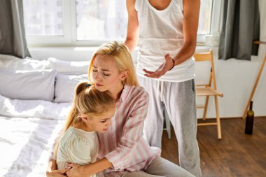 Küçük kız, aile bireyleri arasında çıkan kavgalardan muzdarip.