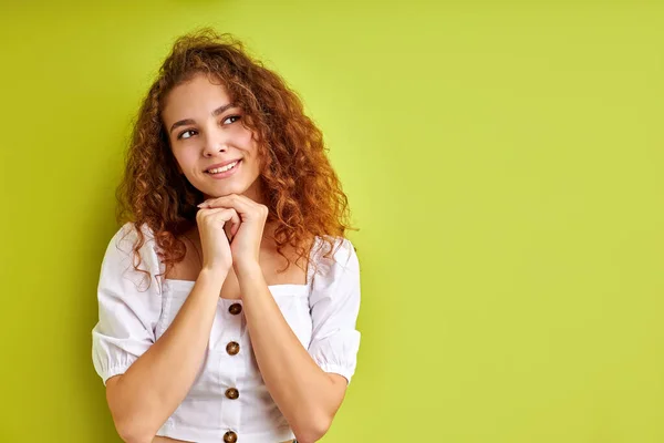 Retrato de bonita chica rizada bastante soñadora pensando fantasear aislado sobre fondo verde —  Fotos de Stock