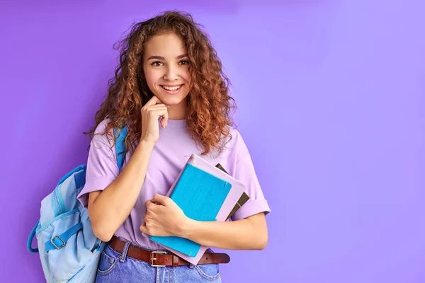 Dulce caucásico amigable joven estudiante chica celebración colorido ejercicios libros. — Foto de Stock