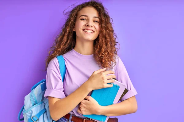 Brillando con felicidad estudiante chica aislado en púrpura fondo — Foto de Stock