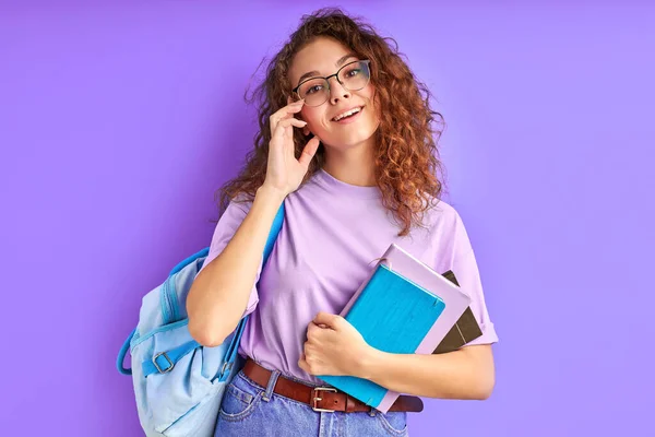 Inteligente caucásico estudiante chica en gafas disfrutando de la educación — Foto de Stock