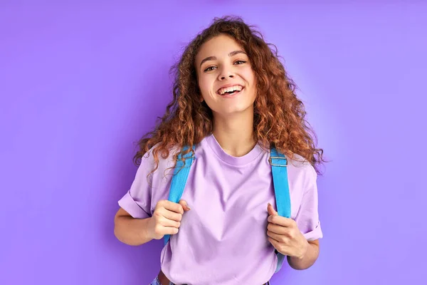 Feliz escuela chica con bolsa posando en cámara aislada — Foto de Stock
