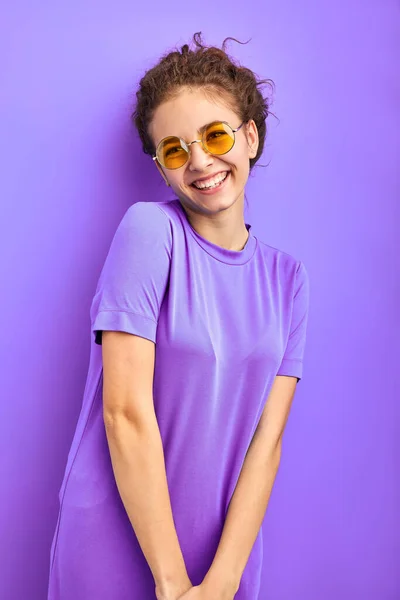Портрет положительной девочки-подростка в солнцезащитных очках, позирующей перед камерой — стоковое фото