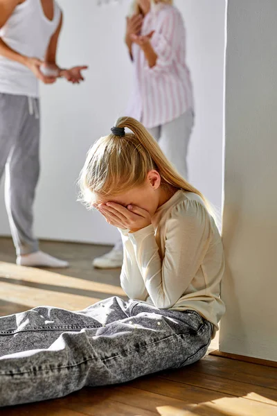 Η κόρη κλαίει ενώ οι γονείς της τσακώνονται. — Φωτογραφία Αρχείου