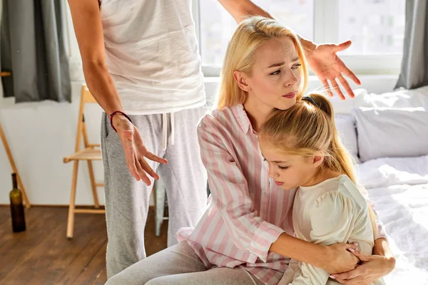 Kvinnlig förälder med flicka uthärda fäder äckligt beteende i huset — Stockfoto