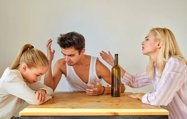 Alcohol verslaafde man schreeuwen tegen kind meisje — Stockfoto