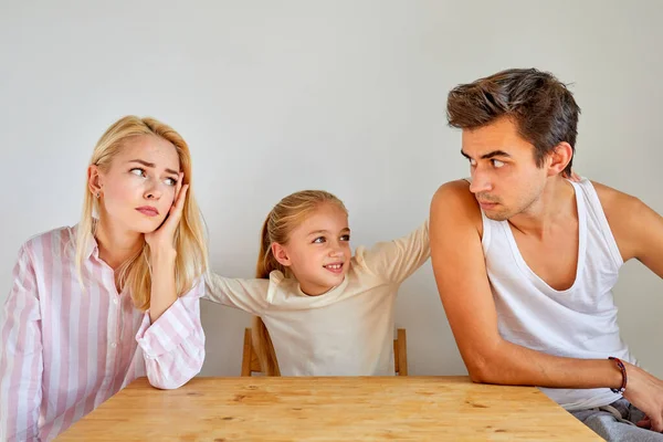 Daughter is trying to reconcile her parents — Stock Photo, Image