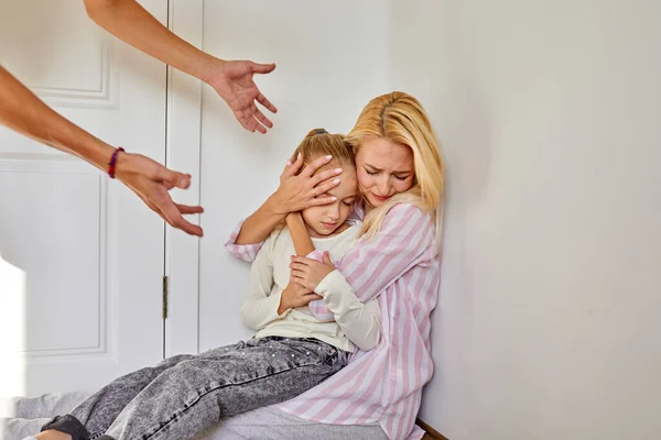 Enojado padre regaña hija y esposa — Foto de Stock