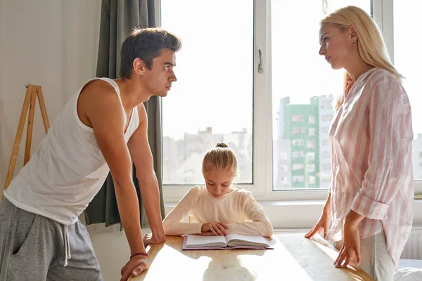 Padres de niños discutiendo mientras estudia en casa — Foto de Stock