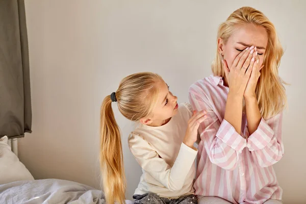 Portrait of little caucasian child girl calming down her mother — Stock Photo, Image