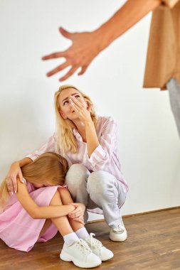 Küçük kız anne babasının birbirine bağırmasından bıktı.