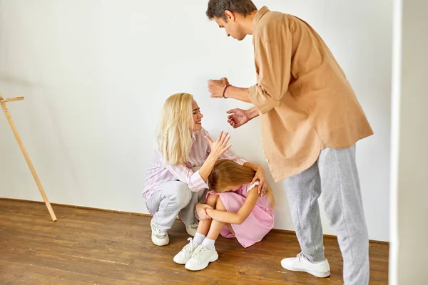 Çocuk kızın varlığında aile içi anlaşmazlıklar — Stok fotoğraf