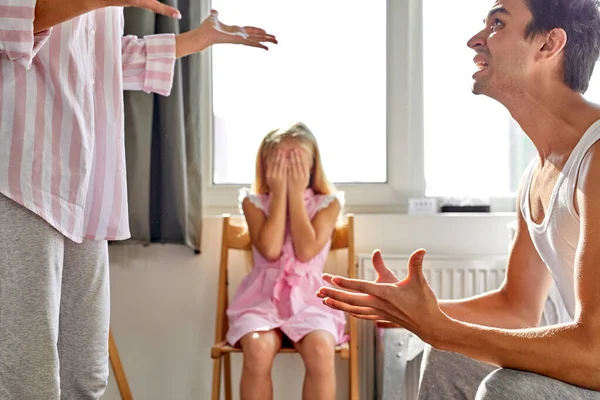 Padres de niña ordenar las cosas en su presencia — Foto de Stock