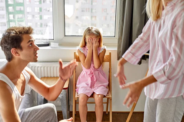 Föräldrar har gräl i närvaro av barn flicka — Stockfoto