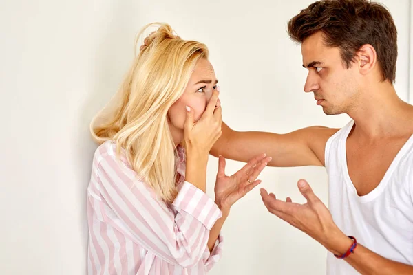 Violencia familiar - hombre agresivo y nervioso discutiendo con su esposa en casa — Foto de Stock