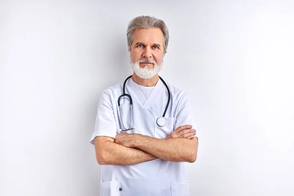 Porträt eines netten bärtigen Mannes Apothekenexperte mit Stethoskop — Stockfoto