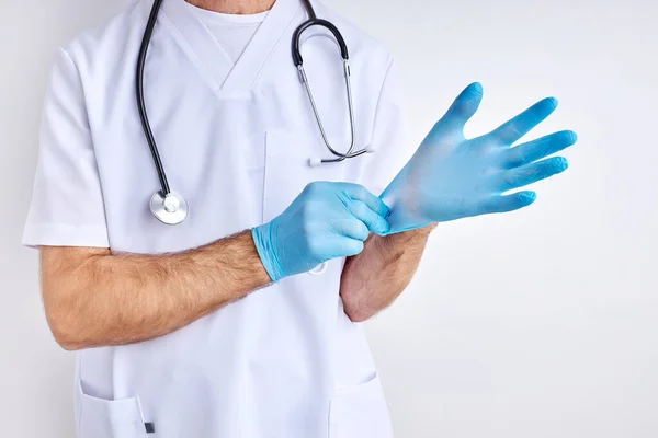 Doctor masculino está usando guantes preparándose para el trabajo — Foto de Stock