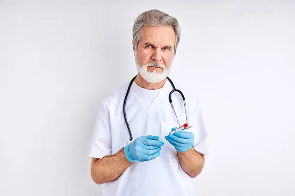 Porträt eines reifen Arztes mit Probenahme des Coronavirus im Labor — Stockfoto