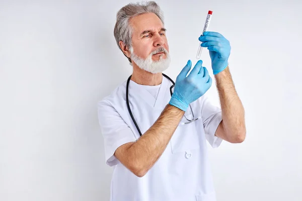Retrato del hombre médico maduro con sonda de muestreo del virus de la corona de la persona infectada en laboratorio —  Fotos de Stock