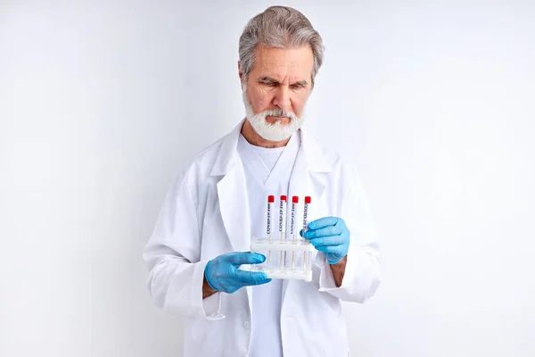 Lekarz naukowiec mężczyzna trzyma probówkę w ręku — Zdjęcie stockowe