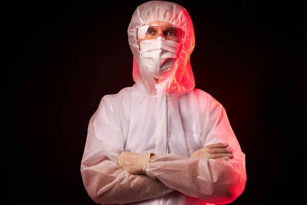 Potret seorang dokter bertopeng pelindung atau respirator untuk perlindungan dari penyakit virus dengan latar belakang hitam — Stok Foto