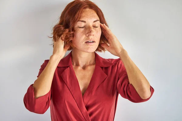 Zrzka žena narovnává vlasy — Stock fotografie