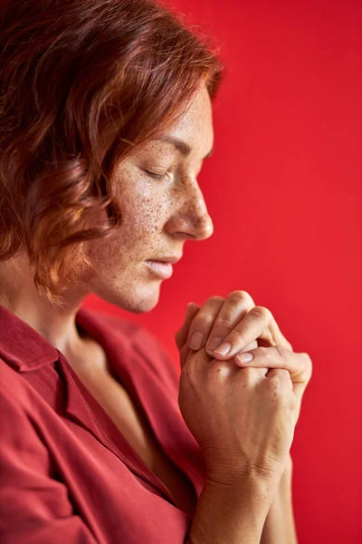 Detail-up portrét na klidné ženě modlí — Stock fotografie