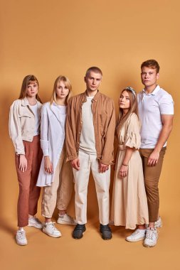 Sıra dışı gençlik grupları moda kıyafetleriyle poz veriyor.