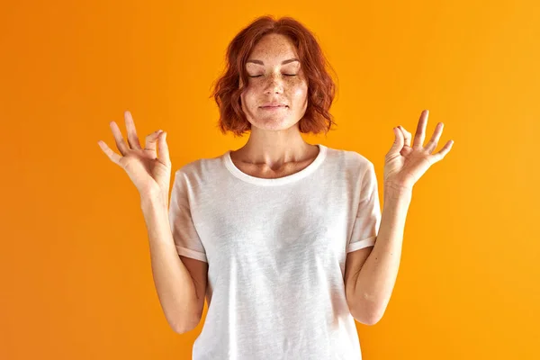 Redhead woman is meditating isolated — Stock Photo, Image