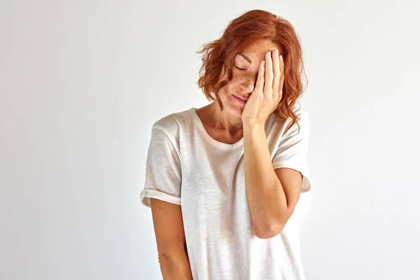 Slaperige vrouw in de ochtend geïsoleerd — Stockfoto