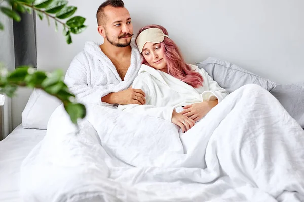 Όμορφο καυκάσιο ζευγάρι περνούν το χρόνο τους στο κρεβάτι το πρωί — Φωτογραφία Αρχείου