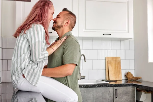 Vista lateral sobre belo casal ter romântico tempo de amor na cozinha — Fotografia de Stock