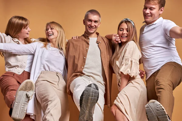 Porträtt av glad grupp av kaukasiska ungdomar att ha kul i studio — Stockfoto
