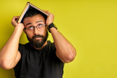 Erkek deliriyor, eğitimden bıktı.