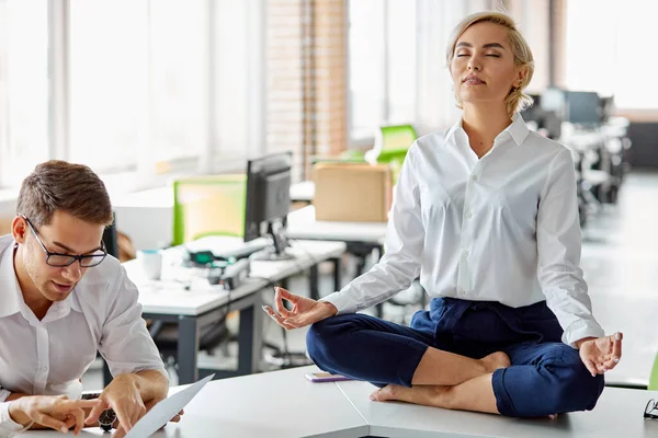 Женщина на работе сохранять спокойствие, сохранять баланс психического здоровья — стоковое фото