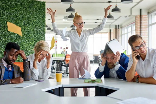 Unhöflich wütende weibliche Chefin ist unzufrieden irritiert von Mitarbeitern, schreien — Stockfoto