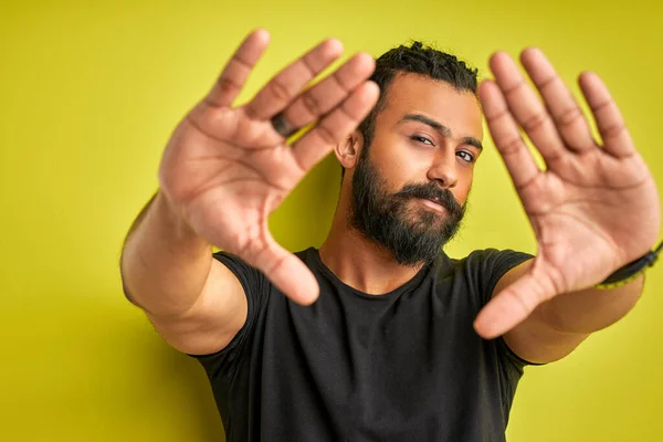 Araber fertigt Rahmen mit Händen und Fingern mit selbstbewusstem Gesicht — Stockfoto