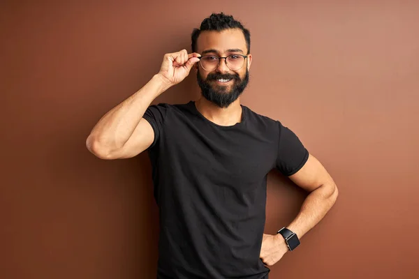 Cooler bärtiger Mann mit Brille posiert — Stockfoto